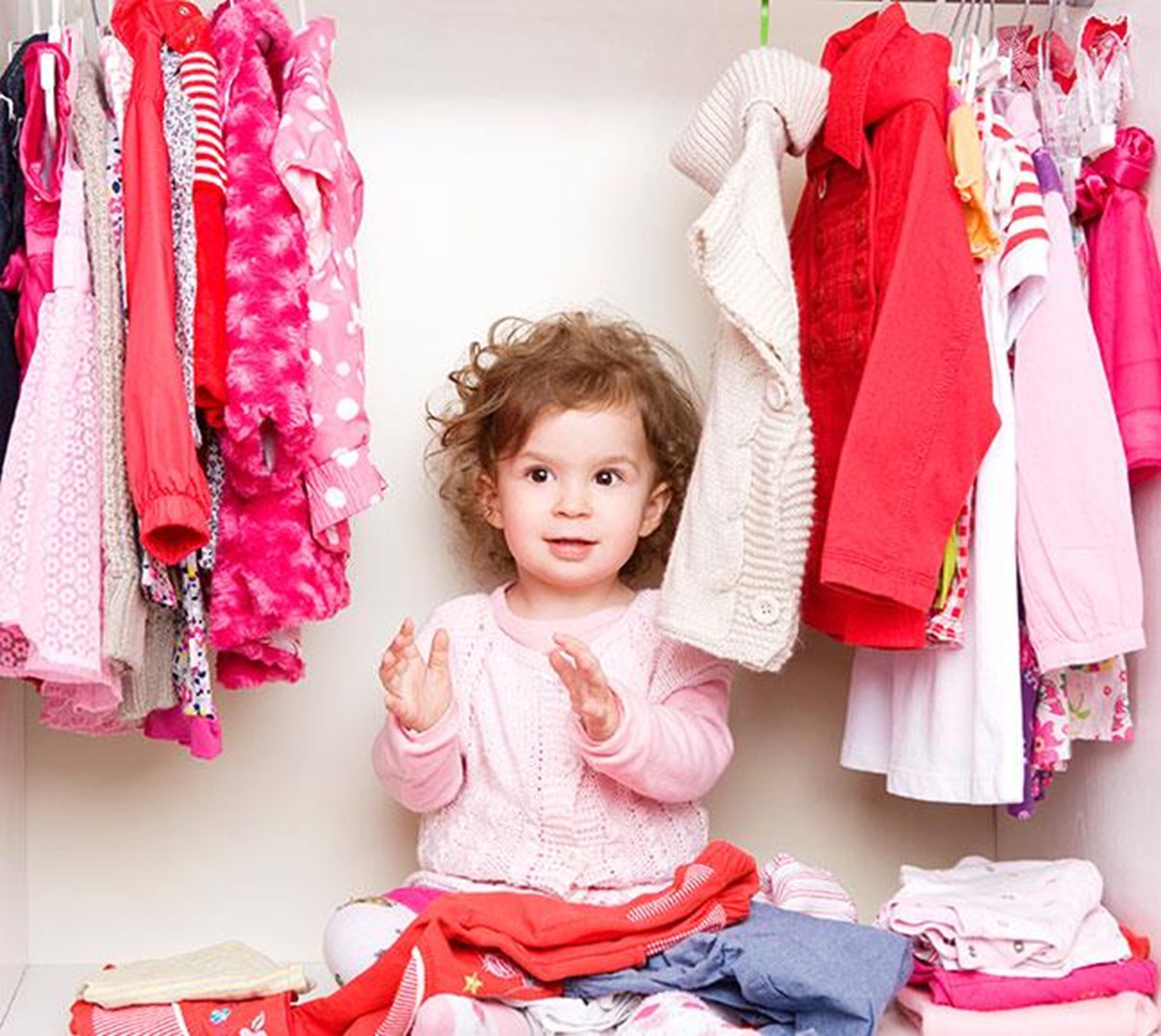 Babymädchen im Kleiderschrank
